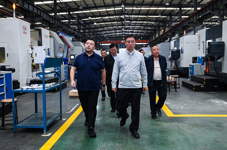 德陽市委副書記、市長黃朝陽蒞臨仟坤集團調(diào)研指導